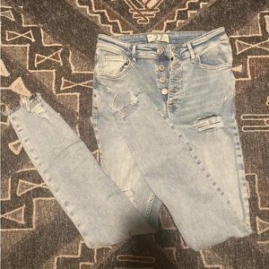 FREE PEOPLE 27 - light wash denim /ankle cropped